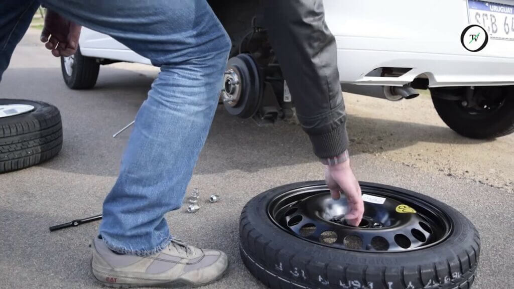 ¿Cómo se cambia un neumático de un automóvil?